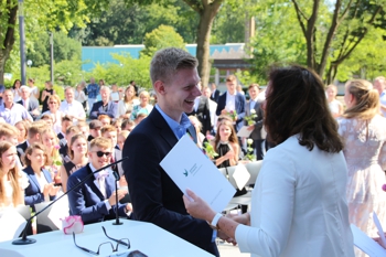 Große Freude beim Überreichen der Abiturzeugnisse bei Schulleiterin Anke Wilkens, den Schülerinnen und Schülern sowie den Eltern: hier Schülersprecher Moritz Müller.
